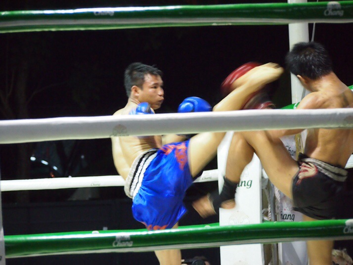 5th fight - Phetnamnueng (blue - winner) vs. Khomsan  (red) - Phetnamnueng delivers a 'Te tat', or high roundhouse kick