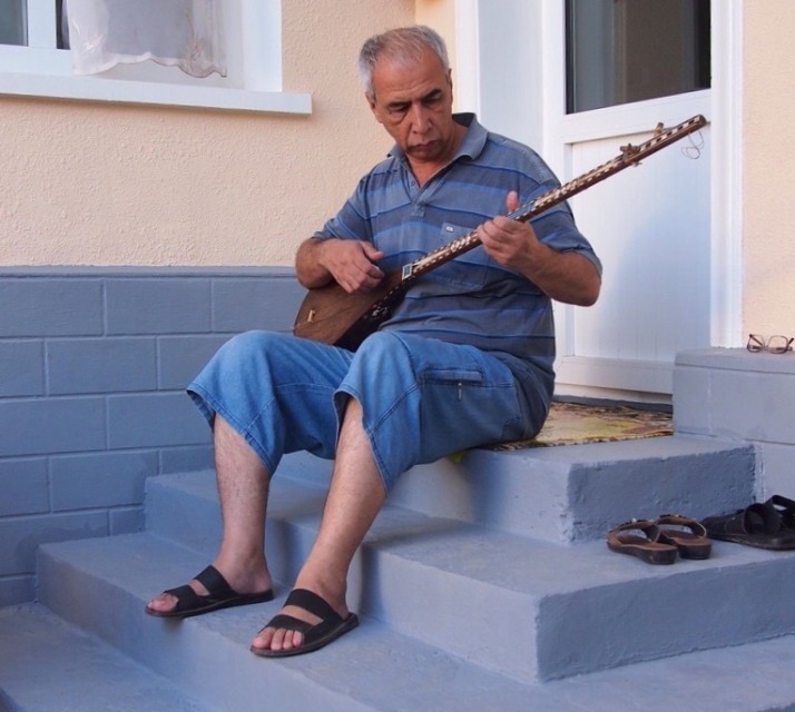 Mr Mirzo playing his dutar