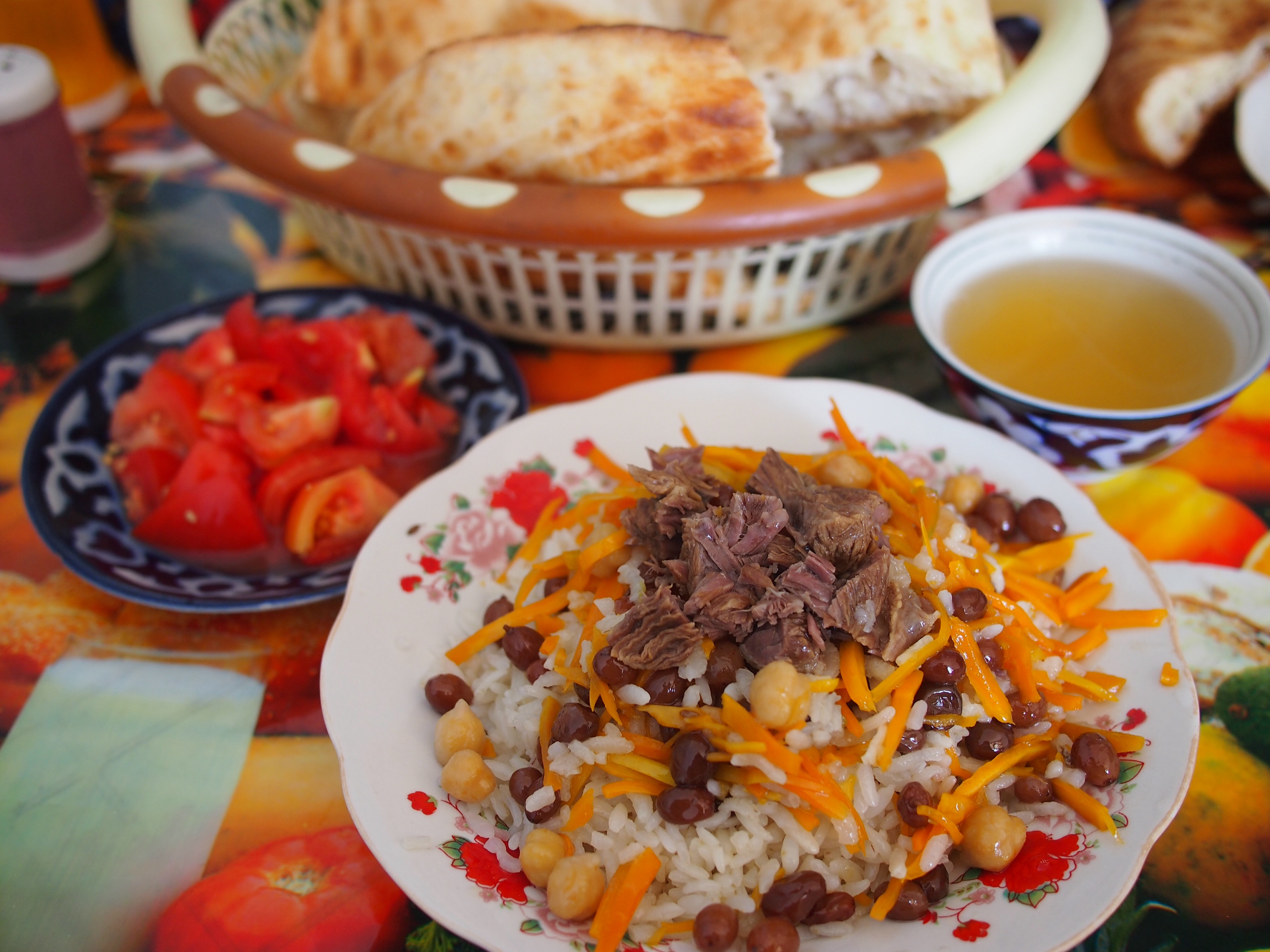 Узбекский перед. Плов Чайханский. Узбекская кухня. Плов на столе. Узбекская кухня национальные блюда.