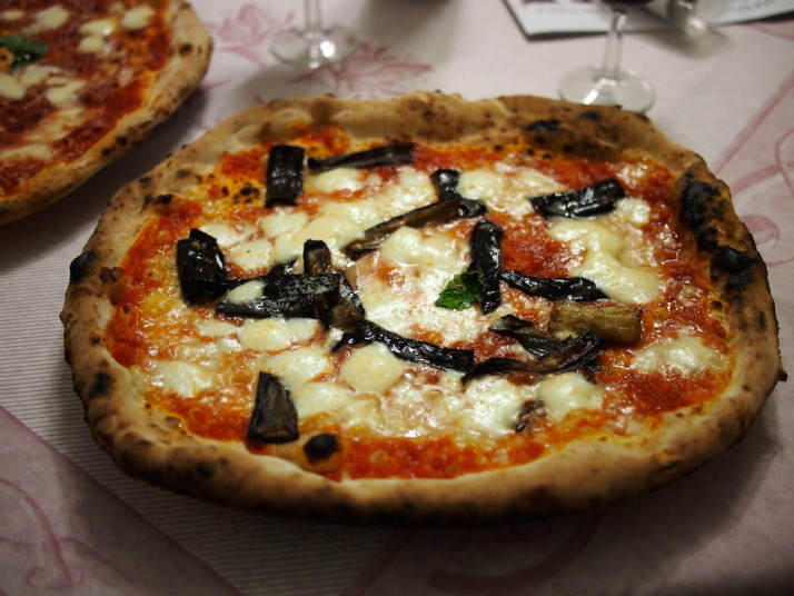 Margherita con Melanzane pizza,, Di Matteo, Naples, Italy